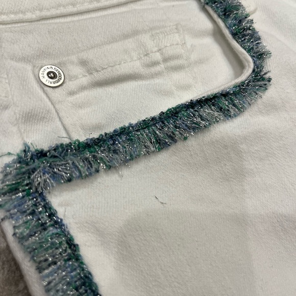 7 for all mankind. White jeans with blue and silver fringe piping. NWT. Size 25 - Picture 4 of 7